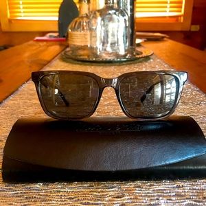 Polarized eyewear black with tortoise.